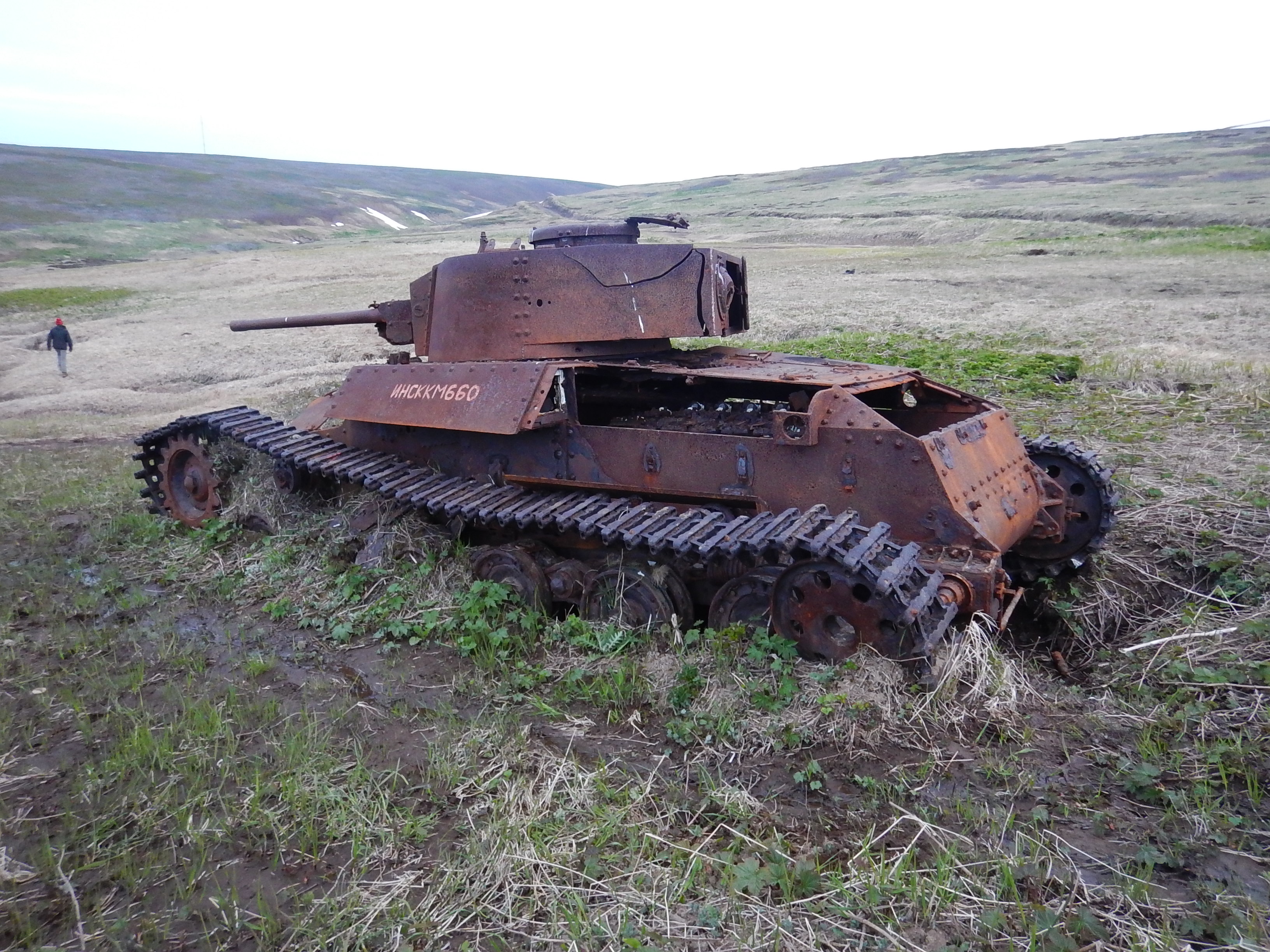 Курилы, остров Шумшу, остатки японских танков