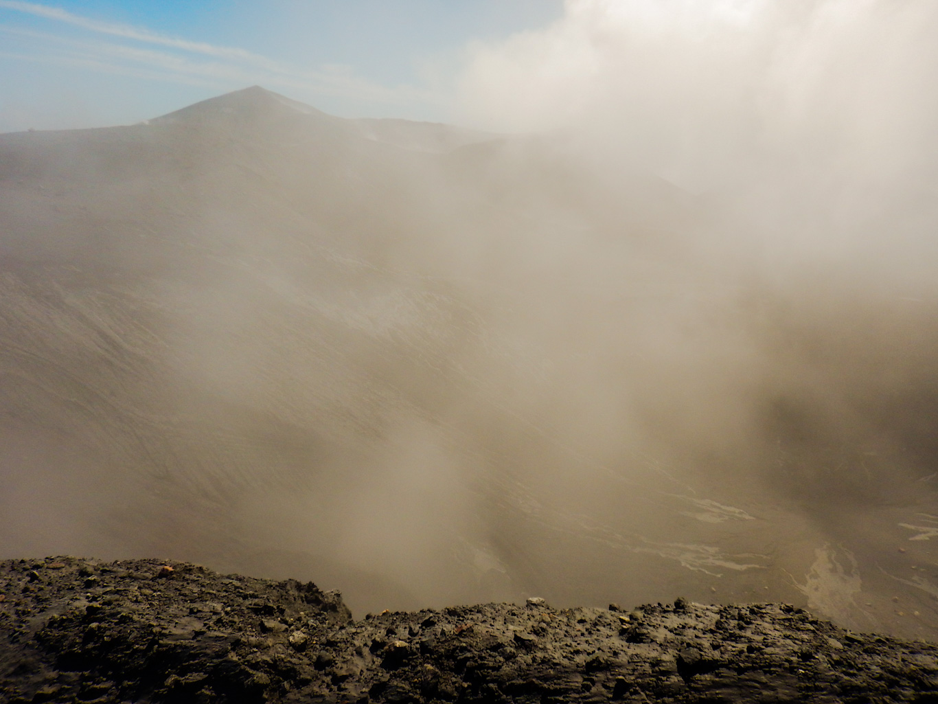 кратер вулкана Эбеко