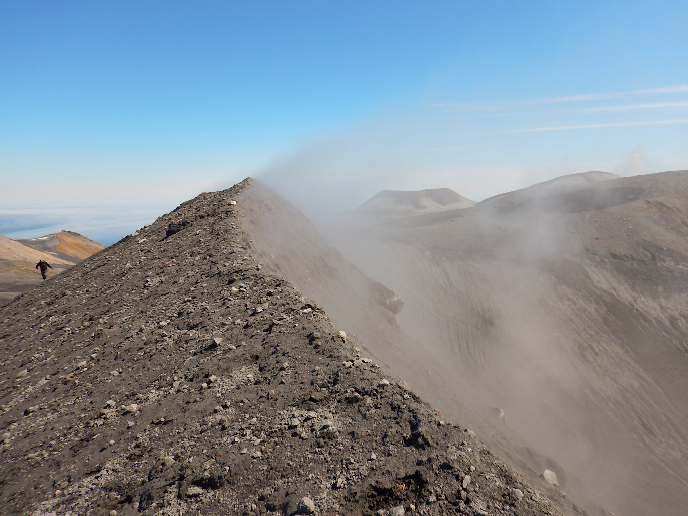 Кромка кратера вулкана Эбеко