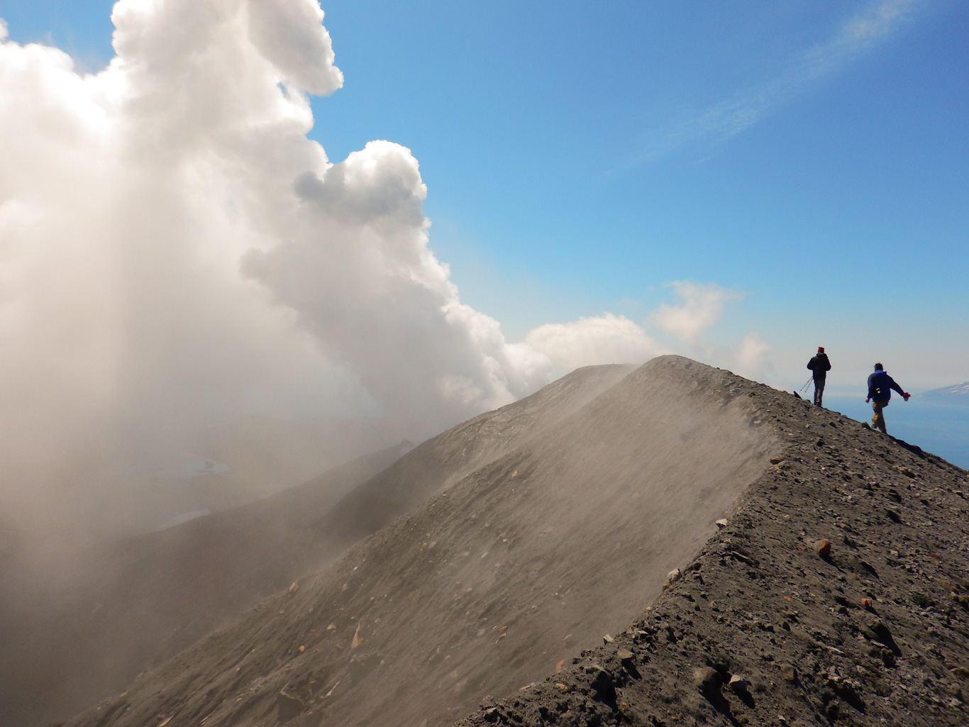 на вершине вулкана Эбеко