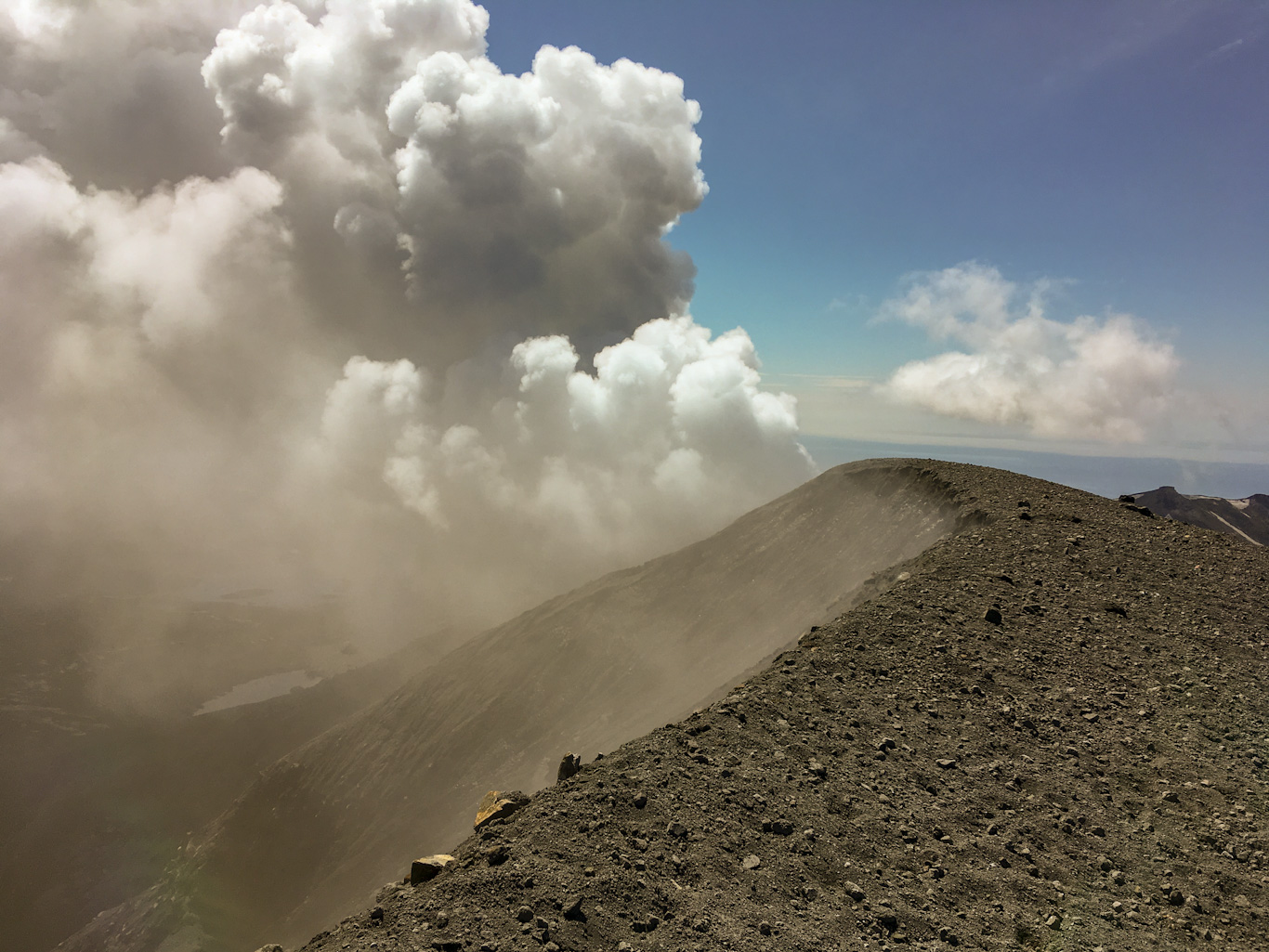 На вершине вулкана Эбеко