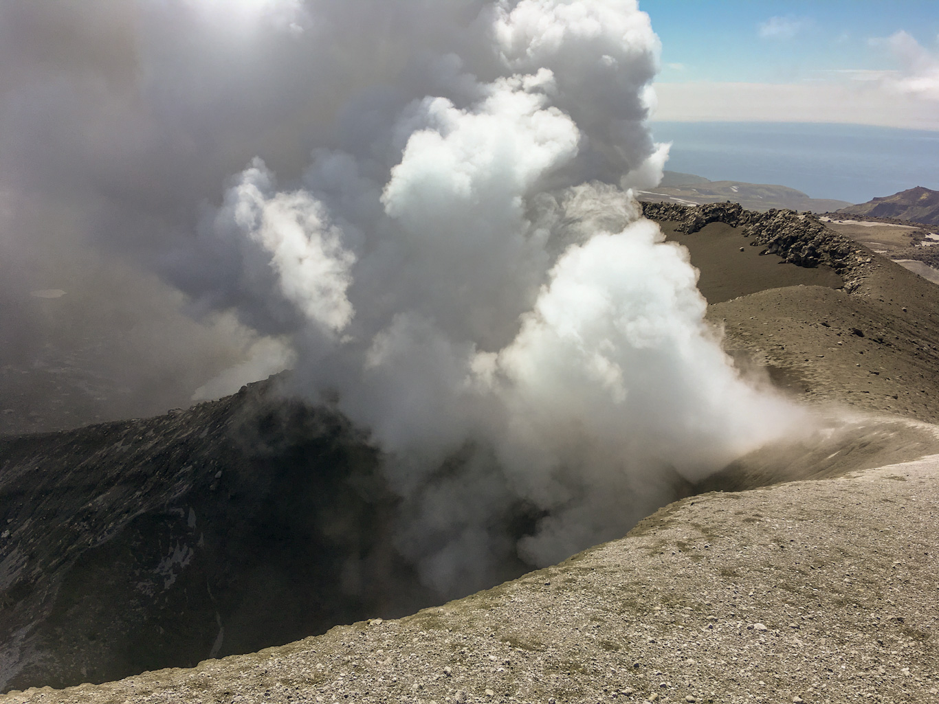на вершине вулкана Эбеко